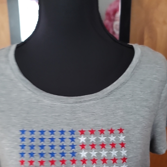 Patriotic Gray Women's Tee with Star Design - Picture 4 of 8